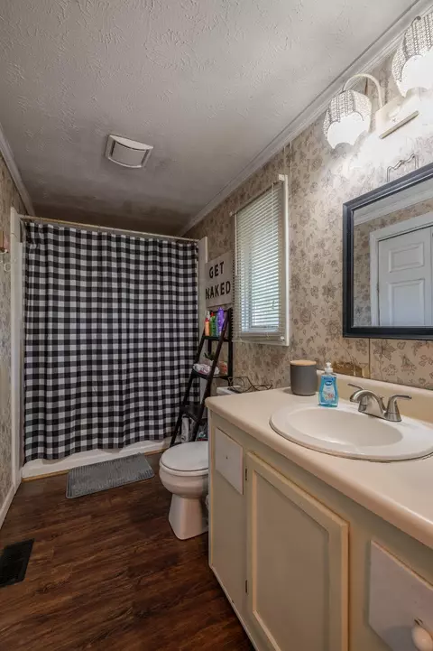 Bath - 129 E Turnipseed Rd, Rock Spring, GA 30739 photo 1 of 2