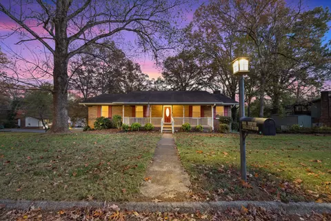 800 N Valleywood Cir, Hixson, TN 37343