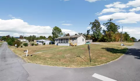 81 Glenwood Dr, Trenton, GA 30752