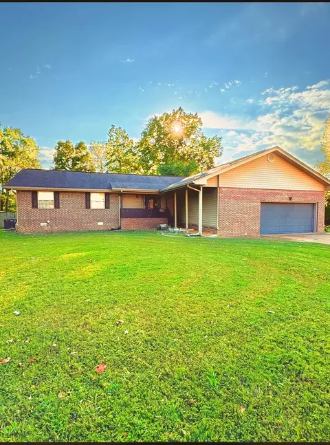 1314 Village Green Dr, Hixson, TN 37343