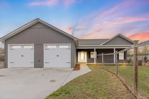 90 Cloud Rd, Trenton, GA 30752