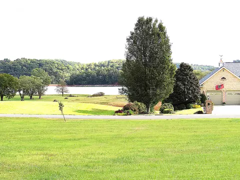 4041 Paradise Dr, Mooresburg, TN 37811