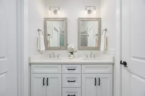 Bath - 9642 Dutton Ln, Ooltewah, TN 37363 photo 1 of 5