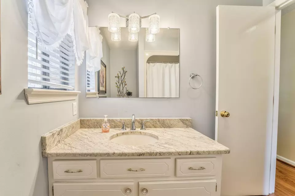 Bath - 913 Brookwood Dr, Dalton, GA 30720 photo 2 of 5