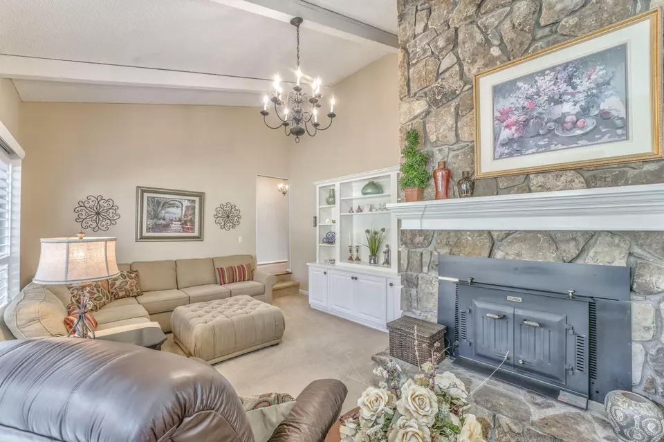 Living - 913 Brookwood Dr, Dalton, GA 30720 photo 5 of 5