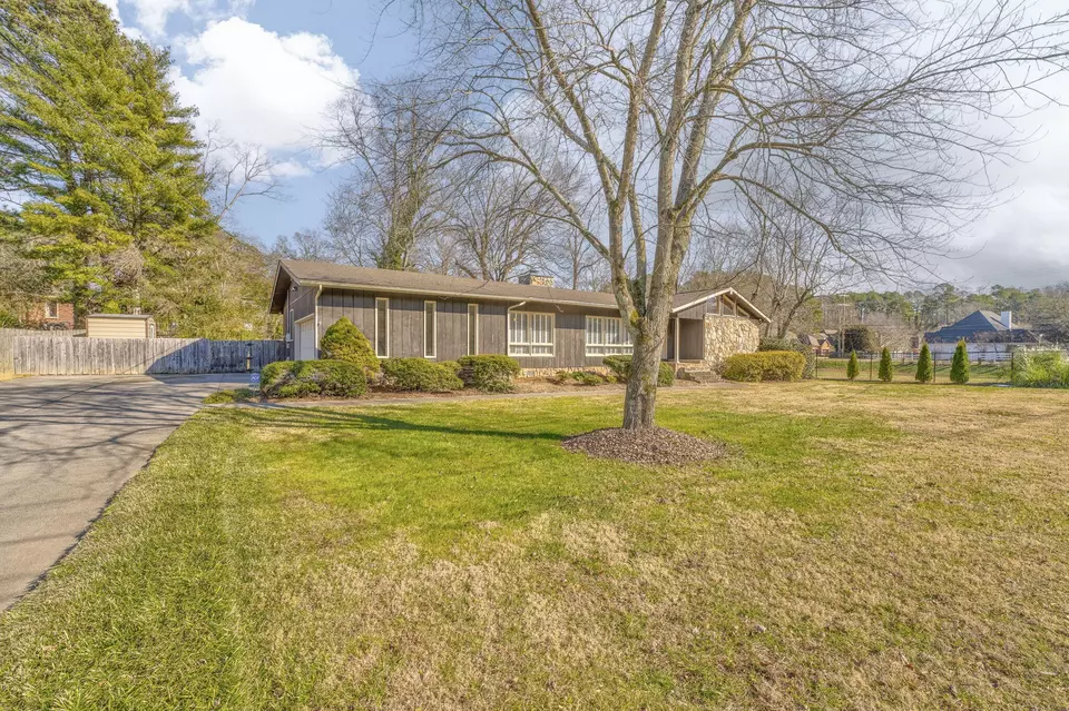 Exterior - 913 Brookwood Dr, Dalton, GA 30720 photo 2 of 7
