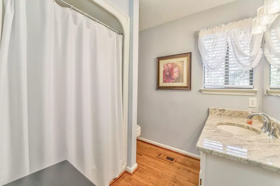 Bath - 913 Brookwood Dr, Dalton, GA 30720 photo 1 of 5