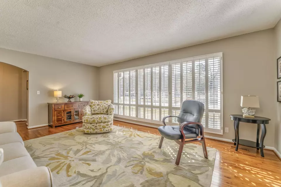 Living - 913 Brookwood Dr, Dalton, GA 30720 photo 3 of 5