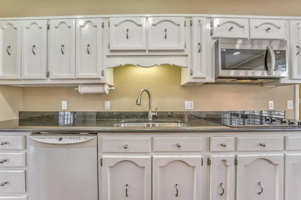 Kitchen - 913 Brookwood Dr, Dalton, GA 30720 photo 2 of 4