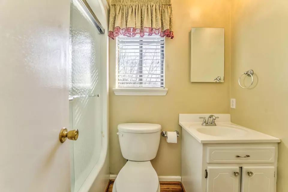 Bath - 913 Brookwood Dr, Dalton, GA 30720 photo 4 of 5