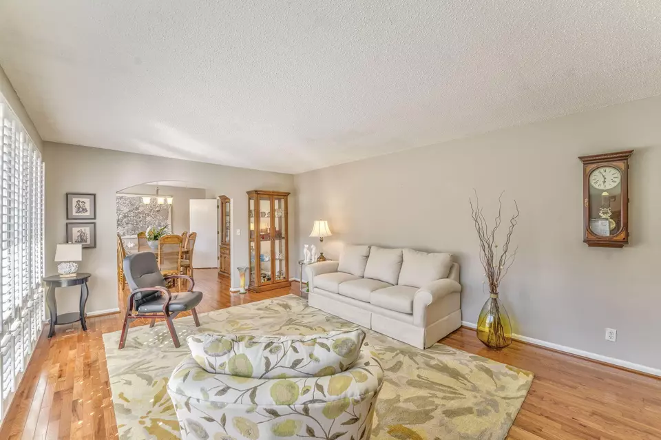Living - 913 Brookwood Dr, Dalton, GA 30720 photo 2 of 5