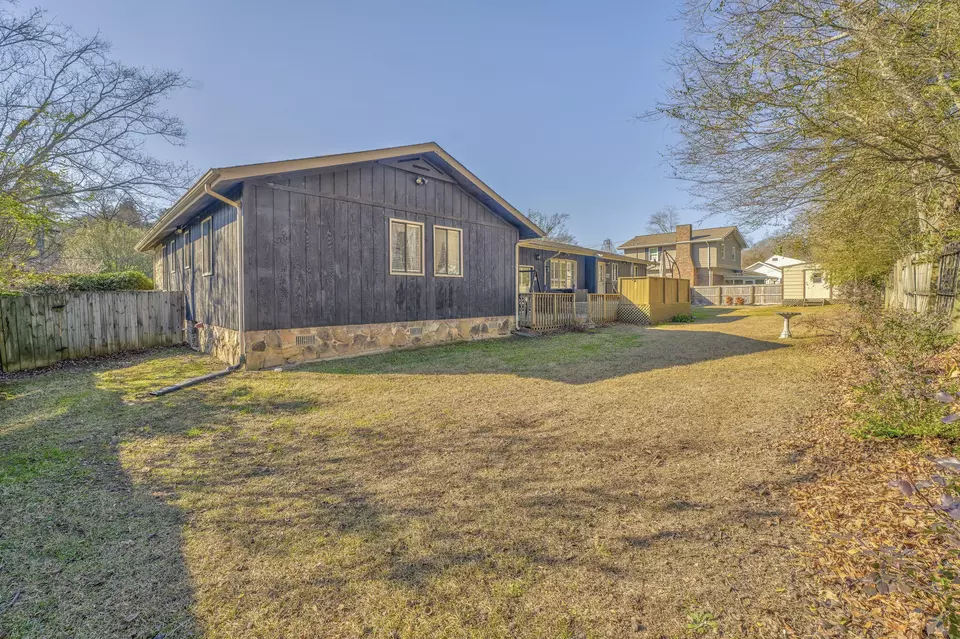Exterior - 913 Brookwood Dr, Dalton, GA 30720 photo 4 of 7