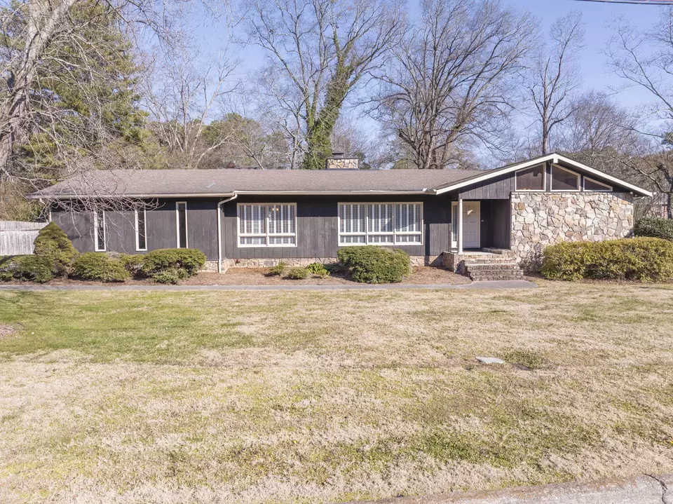Exterior - 913 Brookwood Dr, Dalton, GA 30720 photo 1 of 7