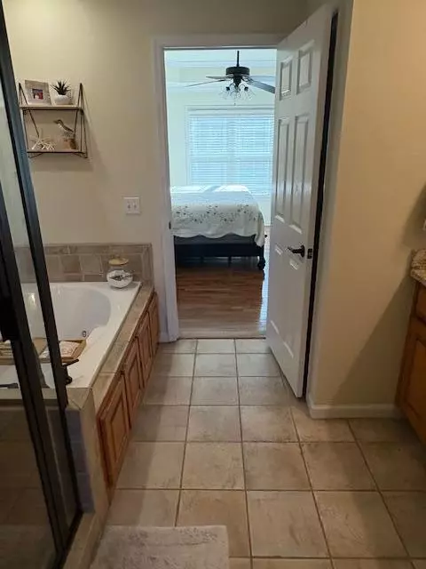 Bath - 850 Van Dell Dr, Rock Spring, GA 30739 photo 4 of 11