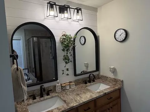 Bath - 850 Van Dell Dr, Rock Spring, GA 30739 photo 1 of 11
