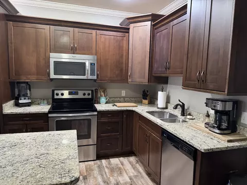 Kitchen - 450 Guyler St, Ringgold, GA 30736 photo 3 of 4