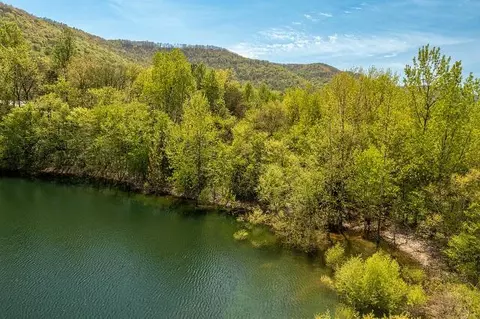 142 Lakeway Dr, Pikeville, TN 37367