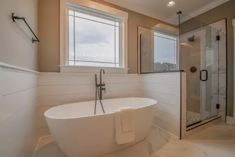Bath - 273 Twelve Oaks Dr, Rock Spring, GA 30739 photo 5 of 9