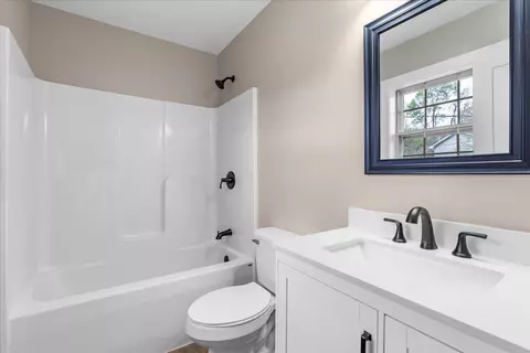 Bath - 890 Shellmound Rd, Jasper, TN 37347 photo 1 of 3