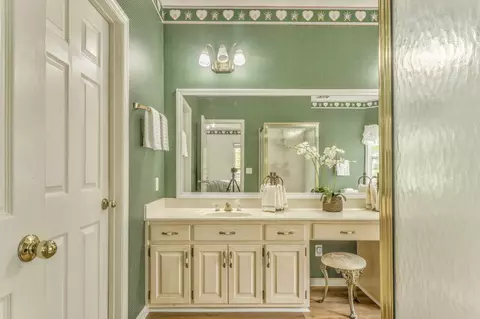 Bath - 407 Bethany Dr, Dalton, GA 30721 photo 6 of 9
