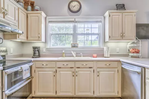 Kitchen - 407 Bethany Dr, Dalton, GA 30721 photo 4 of 6