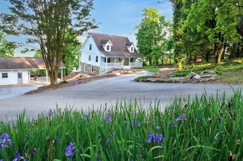 12128 Laurbrow Rd, Soddy Daisy, TN 37379