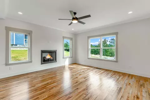 Living - 242 Cascade Dr, Rossville, GA 30741 photo 4 of 6