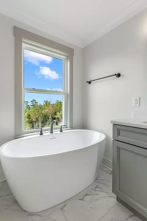 Bath - 242 Cascade Dr, Rossville, GA 30741 photo 7 of 10