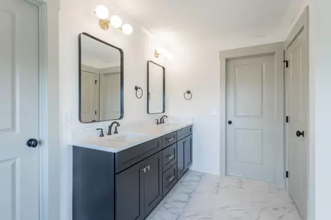 Bath - 256 Cascade Dr, Rossville, GA 30741 photo 8 of 11
