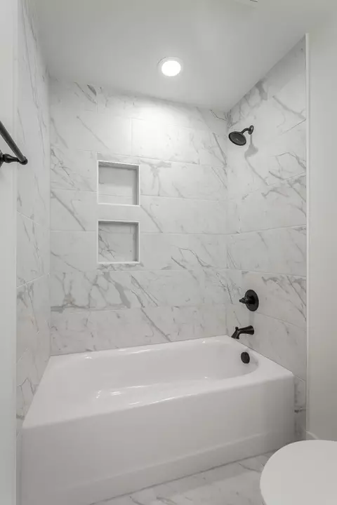 Bath - 256 Cascade Dr, Rossville, GA 30741 photo 4 of 11