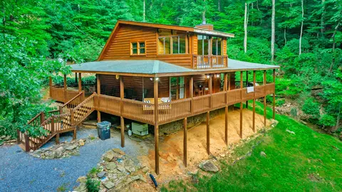 879 Amy Creek Cir, Ellijay, GA 30540