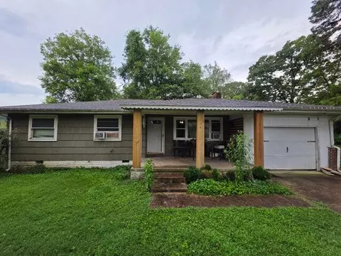 110 Mountain View Dr, Soddy Daisy, TN 37379