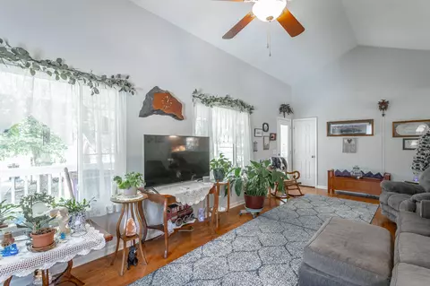 Living - 9805 Pearson Rd, Harrison, TN 37341 photo 3 of 4
