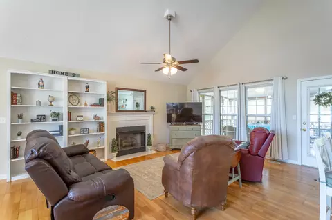 Living - 33 Eagle Ln, Ringgold, GA 30736 photo 1 of 2