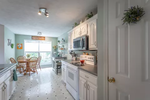 Kitchen - 33 Eagle Ln, Ringgold, GA 30736 photo 2 of 2