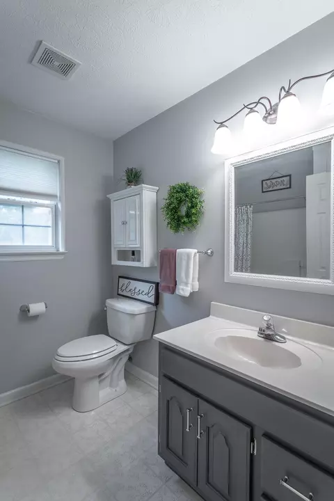Bath - 33 Eagle Ln, Ringgold, GA 30736 photo 1 of 2