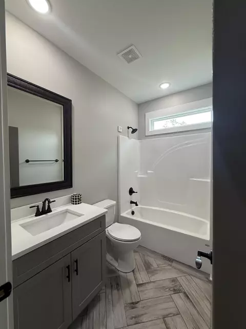 Bath - 294 E Long Hollow Rd, Rock Spring, GA 30739 photo 2 of 8