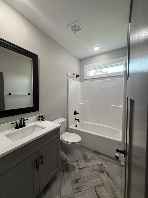 Bath - 294 E Long Hollow Rd, Rock Spring, GA 30739 photo 1 of 8