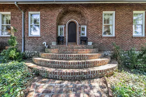 680 S Crest Rd, Chattanooga, TN 37404