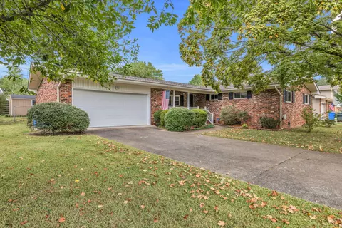 1111 Plaza Dr, Hixson, TN 37343