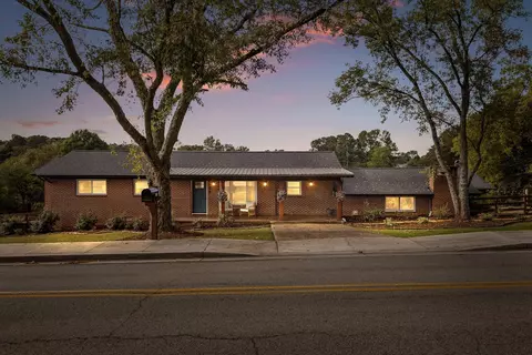 4526 Oakwood Dr, Chattanooga, TN 37416