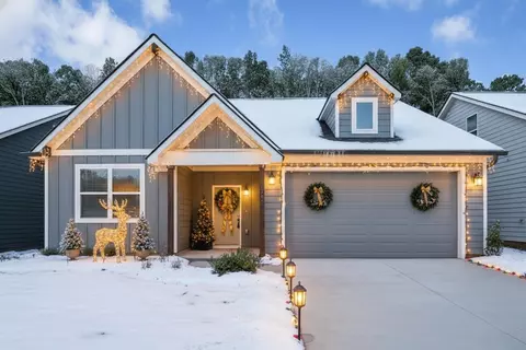 582 Hatch Trl, Soddy Daisy, TN 37379