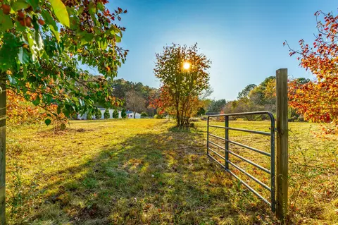633 E Garden Farm Rd, Rossville, GA 30741