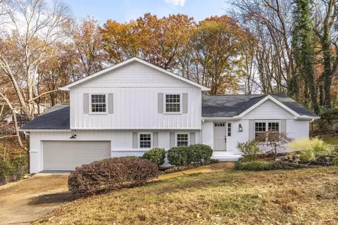 1104 Fieldstone Dr, Hixson, TN 37343