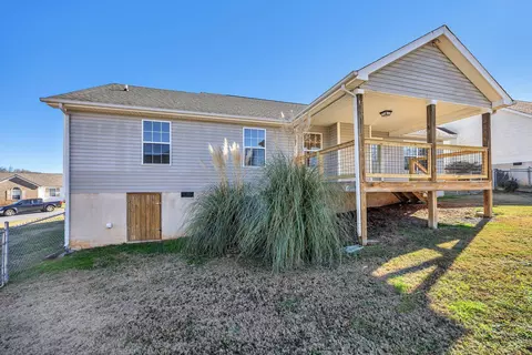 Exterior - 401 Bluff View Dr, Ringgold, GA 30736 photo 6 of 7