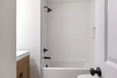 Bath - 511 White Rd, Chattanooga, TN 37421 photo 2 of 4
