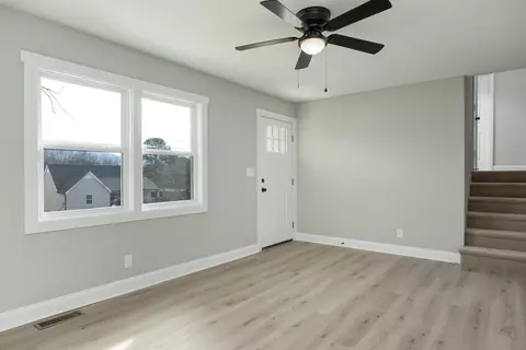 Living - 511 White Rd, Chattanooga, TN 37421 photo 2 of 2