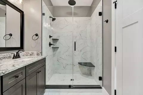 Bath - 326 Mountain View Cir, Ocoee, TN 37361 photo 4 of 7