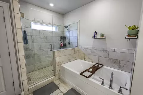 Bath - 3331 Grassy Fields Ln, Apison, TN 37302 photo 3 of 4