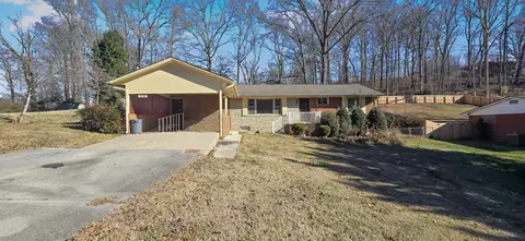328 N Dogwood Rd, Powell, TN 37849
